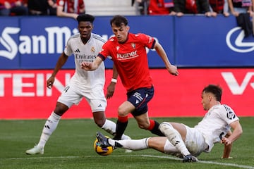 Asencio se tira al suelo para impedir el disparo de Budimir en una clarsima ocasin que tuvo Osasuna en el mnuto 42 de la primera parte.
