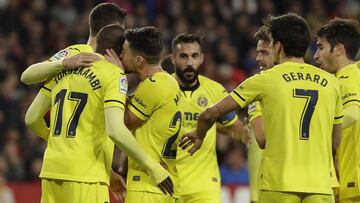 Los jugadores del Villarreal se felicitan tras uno de sus goles ante el Sevilla.