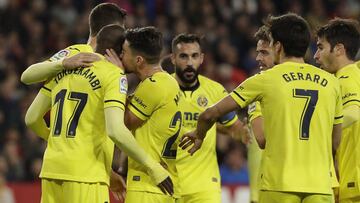 Los jugadores del Villarreal se felicitan tras uno de sus goles ante el Sevilla. 