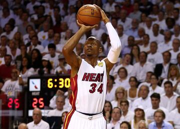Exjugador de baloncesto profesional en la NBA por 18 temporadas. Embajador oficial de El Clásico en Miami.