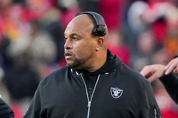 Las Vegas Raiders head coach Antonio Pierce was not happy at the final whistle.