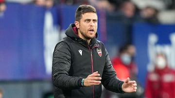 PAMPLONA, SPAIN - MARCH 19: Alessio Lisci, head coach of Levante UD gives instructions during the LaLiga Santander match between CA Osasuna and Levante UD at Estadio El Sadar on March 19, 2022 in Pamplona, Spain. (Photo by Juan Manuel Serrano Arce/Getty I