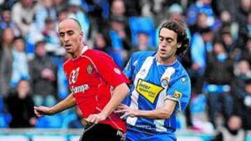 <b>CONFIANZA. </b>Borja Valero defiende la posesión del balón ante Baena, del Espanyol.