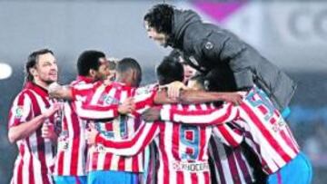 <b>CONTAGIADOS. </b>Los jugadores del Atlético celebraban así en Vigo su pase a semifinales de la Copa.