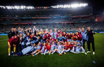 El equipo español celebra al completo el pase a los cuartos de final del Mundial tras derrotar a Suiza. 