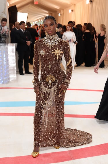 Michaela Coel posa un diseño de Schiaparelli.