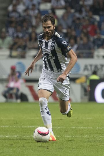 El defensa argentino, llegó a nuestro país procedente de Estudiantes de la Plata, con un cartel modesto; sin embargo, en Monterrey despuntó a tal grado de que emigró a Italia, incluso fue llamado a la selección albiceleste.