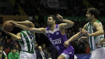 Lockett y Reyes pelean un balón.