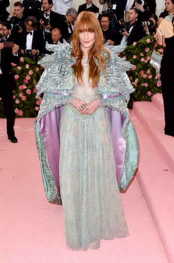 La cantante inglesa lució un divertido vestido de Gucci en una gala con el tema 'Camp: Notas sobre la moda'.

 