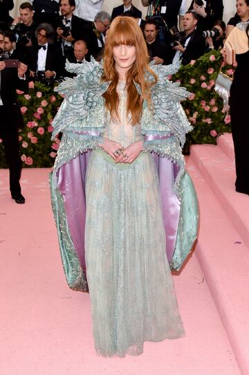 La cantante inglesa lució un divertido vestido de Gucci en una gala con el tema 'Camp: Notas sobre la moda'.