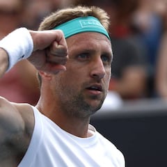 Tsitsipas pasa sin jugar y Sandgren elimina a Berrettini