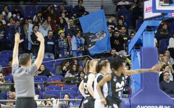 Bandera con la imagen de Mariana González durante un partido del Movistar Estudiantes.