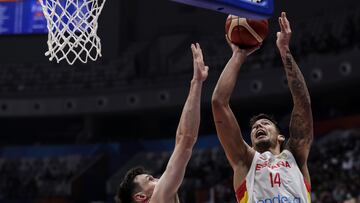 Jakarta (Indonesia), 22/08/2023.- Willy Hernangomez (R) of Spain in action against Rodions Kurucs (L) of Latvia during the FIBA Basketball World Cup 2023 group stage second round match between Spain vs Latvia in Jakarta, Indonesia, 01 September 2023. (Baloncesto, Letonia, España) EFE/EPA/MAST IRHAM
