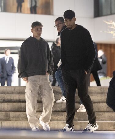 Los jugadores de las distintas secciones del Barcelona y representantes del mundo del fútbol le dan el último adiós al doctor Carles Miñarro García.