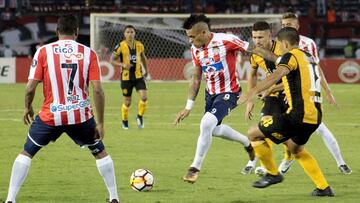 El delantero uruguayo Jonatan &Aacute;lvez en acci&oacute;n durante el juego entre Junior y Guaran&iacute; por tercera fase de Copa Libertadores