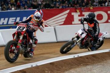 El piloto español Marc Márquez se impuso al estadounidense Jared Mees en la Superfinal de la segunda edición del Superprestigio 'Dirt Track' de Barcelona.