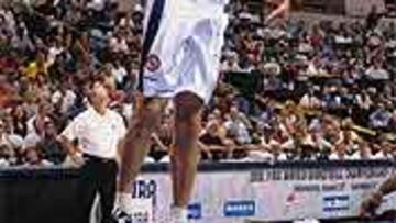 <b>'AGUANTA ARGENTINA'.</b>. Los deportistas argentinos de la ACB (en la foto, Oberto) y diversas entidades oficiales han puesto en marcha la campaña Aguanta Argentina. Hoy se repartirán en La Fonteta 9.000 folletos informativos, con el correspondiente número de cuenta bancaria para aportaciones.