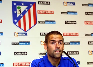 El ahora entrenador jugó 11 once temporadas en las que estuvo en siete equipos diferentes: Real Mallorca, Racing de Santander, Barcelona, Real Murcia, Atlético de Madrid y Alavés.