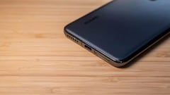 El pequeño orificio en la parte inferior del teléfono que todos tenemos y deberíamos de cuidar más: esta es su auténtica función