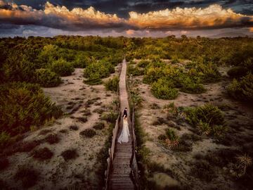 “Marina di Pisa, una tarde de verano al atardecer ... Vi esas nubes en el horizonte y decidí colocar a la pareja hacia su infinito lleno de amor”, relata el fotógrafo. Una espectacular imagen cargada de simbolismo.