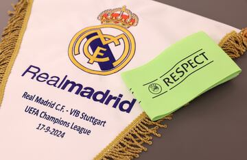 Vista detallada del bander¨ªn del partido y el brazalete de para el partido de la fase de grupos de la Liga de Campeones de la UEFA 2024/25 entre el Real Madrid CF y el VfB Stuttgart.
