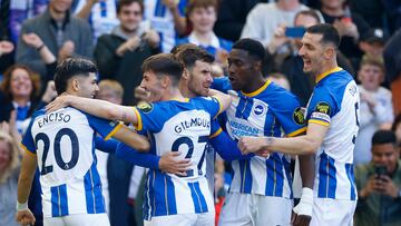 Los jugadores del Brighton celebran un gol.