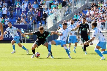 David Ferreiro disputa un balón.