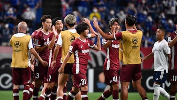 Members of Vissel Kobe celebrate their victory at the end of the round-of-16 AFC Champions League football match between Japan's Vissel Kobe and Japan's Yokohama F Marinos at Saitama Stadium in Saitama on August 18, 2022. (Photo by Kazuhiro NOGI / AFP)