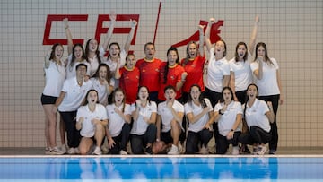 El equipo español de natación artística, con Andrea Fuentes y Víctor Cano a la cabeza, posa este miércoles en el CAR de Sant Cugat.