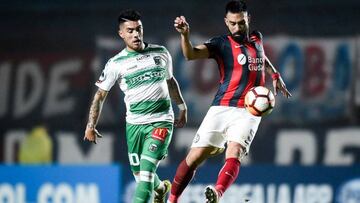 Jonathan Requena disputa una pelota frente a San Lorenzo.