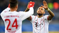 Arturo Vidal saluda a Tolisso. 