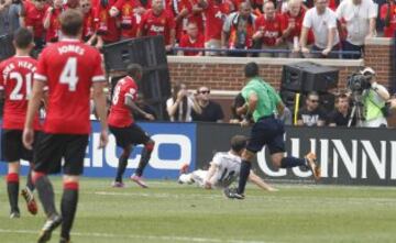 Primer gol de Manchester, de Ashley Young.