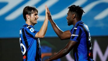 Duv&aacute;n Zapata y De Roon celebrando un gol con Atalanta.