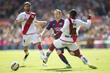 Andrés Iniesta intenta llevarse el balón ante Gael Kakuta.