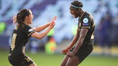 Oshoala y Aitana Bonmati, del Bar&ccedil;a, en el partido de Champions ante el Manchester City. 