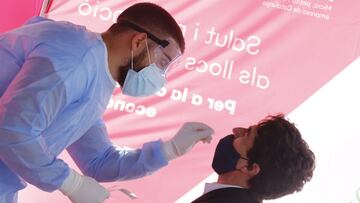 Personal sanitari pren mostres a un treballador del polígon de Sant Quirze del Vallès per fer un test d'antígen, el 5 de novembre de 2020 (horitzontal)