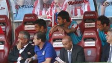 <b>EL BANCO. </b>Manzano, en el banquillo con sus ayudantes y Joel, Salvio, Adrián, Juanfran, Antonio López, Gabi y Miranda.