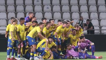 Jugadores de Las Palmas celebran el triunfo ante el Córdoba.