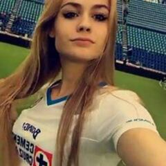 Hija de Paco Jémez apoya al Cruz Azul en el Estadio Azul