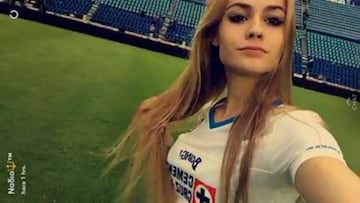 Hija de Paco Jémez apoya al Cruz Azul en el Estadio Azul