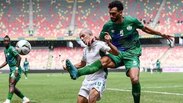 Algeria's forward Sofiane Feghouli (C) fights for the ball with Sierra Leone's defender Steven Caulker (R) during the Group E Africa Cup of Nations (CAN) 2021 football match between Algeria and Sierra Leone at Stade de Japoma in Douala on Janua