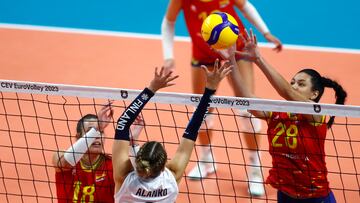 Tallinn (Estonia), 21/08/2023.- Kaisa Alanko of Finland in action against Carolina Camino Fernandez (R) and Carla Jimenez Ruiz of Spain during the EuroVolley 2023 pool D volleyball match between Spain and Finland, in Tallinn, Estonia, 21 August 2023. (Finlandia, España) EFE/EPA/TOMS KALNINS
