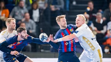 Fabregas y Cindric sujetados por los defensores del Kiel.