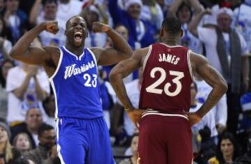 Una imagen que resume todo un partido: Draymond Green saca músculo ante LeBron James.