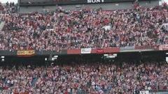 M¨¢s atl¨¦ticos que sevillistas en un Camp Nou lleno de colores rojiblancos