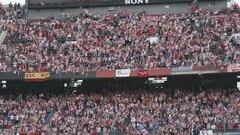 Más atléticos que sevillistas en un Camp Nou lleno de colores rojiblancos