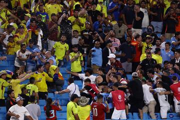 Al final del encuentro entre la selección uruguaya y la selección colombiano se produjeron unos hechos inadmisibles. Jugadores uruguayos se pelearon con aficionados colombianos que se situaban en la grada. Se prevén sanciones ejemplares por parte de Conmebol e incluso involucrando a la FIFA.