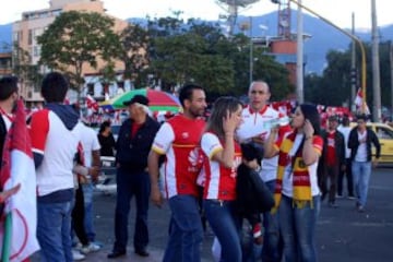 Marea roja: Los hinchas vivieron la novena de Santa Fe