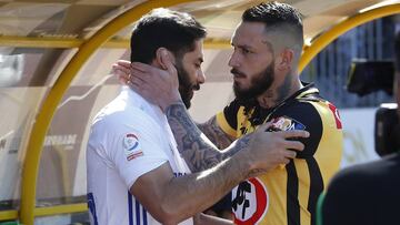 El jugador de Coquimbo Unido Maurcicio Pinilla, saluda a Johnny Herrera de Universidad de Chile previo el partido de primera division disputado en el estadio Francisco Sanchez Rumoroso.