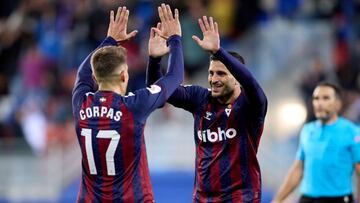 Corpas y Qasmi celebran el gol del segundo en el Eibar - Real Valladolid.